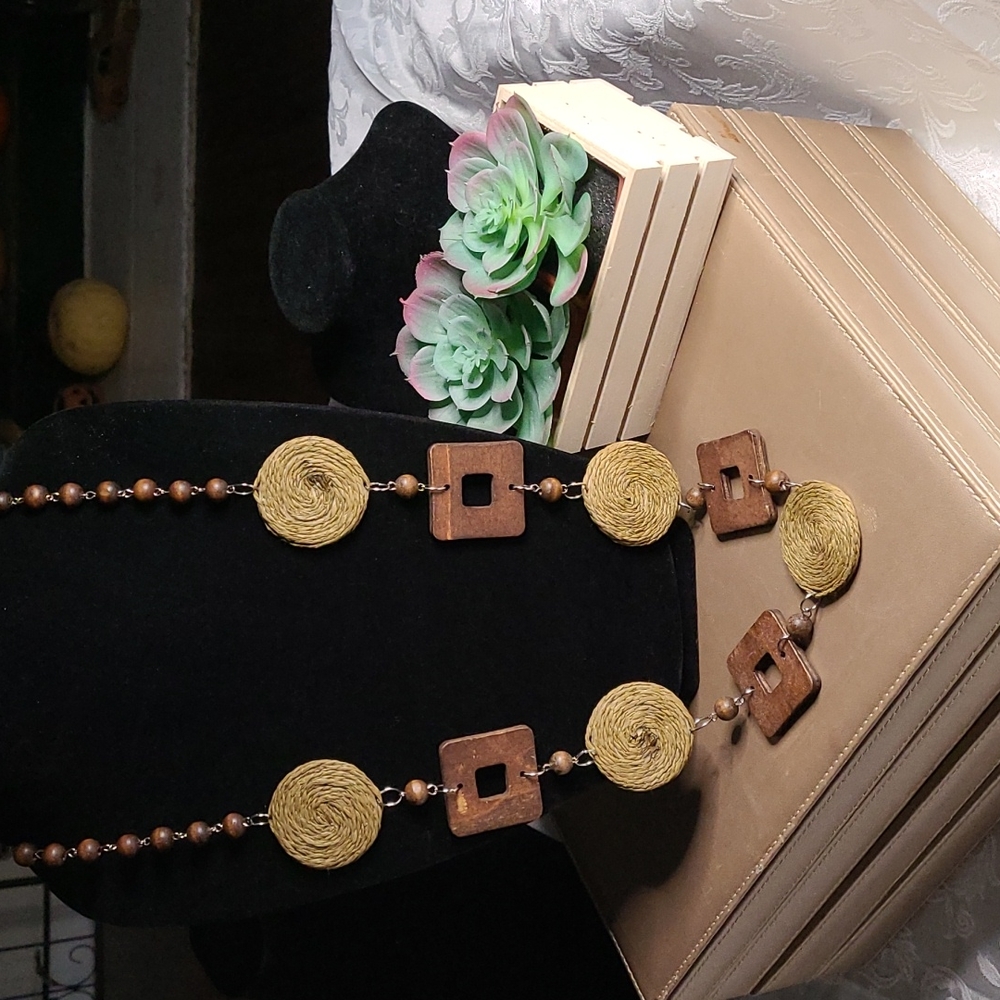 Wood and rope necklace
